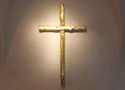 �lvergoldung eines verkohlten Holzkreuzes des K�nstlers Eckart Hahn